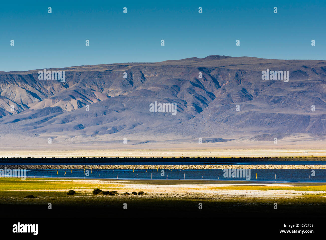 California 2012 - Owens lago sul percorso 395 a sud di Lone Pine. Appartamenti minerale con estrazione mineraria di essiccato lago letto. Foto Stock