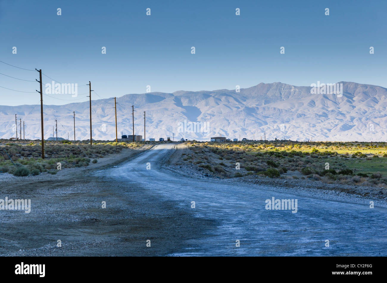 California 2012 - Owens lago sul percorso 395 a sud di Lone Pine. Appartamenti minerale con estrazione mineraria di essiccato lago letto. Foto Stock
