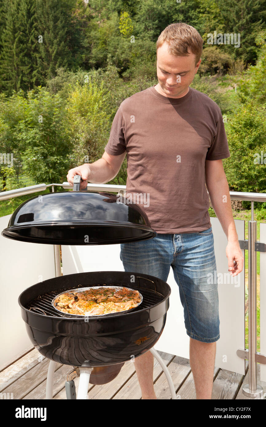 Grill master controlli le costolette alla griglia Foto Stock