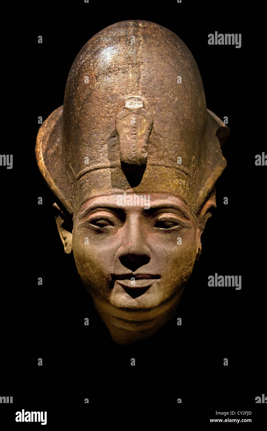 Re Amenmesse indossa Corona Blu nuovo regno dinastia ramesside 19 1203-1200  A.C. Egitto Tebe Tempio di Karnak di Amon 44,5 cm Foto stock - Alamy