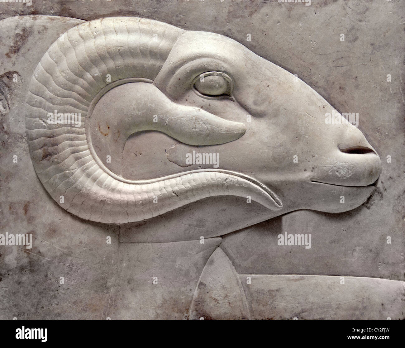 Placca in rilievo con ram la testa da una la figura di dio 400 tolemaico-30 A.C. Egiziano Egitto 22 cm Foto Stock