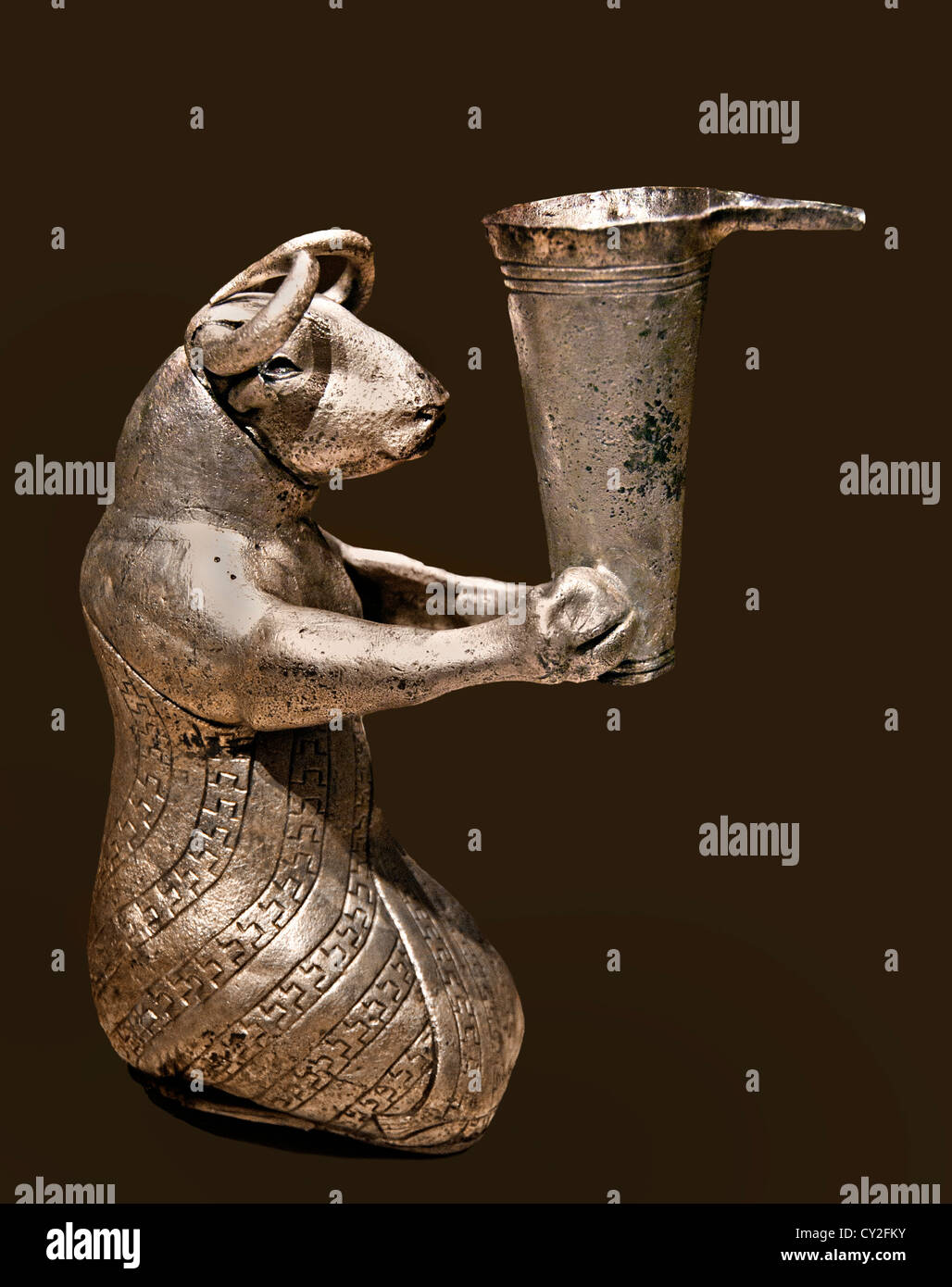 Inginocchiarsi di Bull in possesso di un peschereccio insufflata Proto-Elamite ca. 3100-2900 A.C. A sudovest Iran Persia argento Foto Stock
