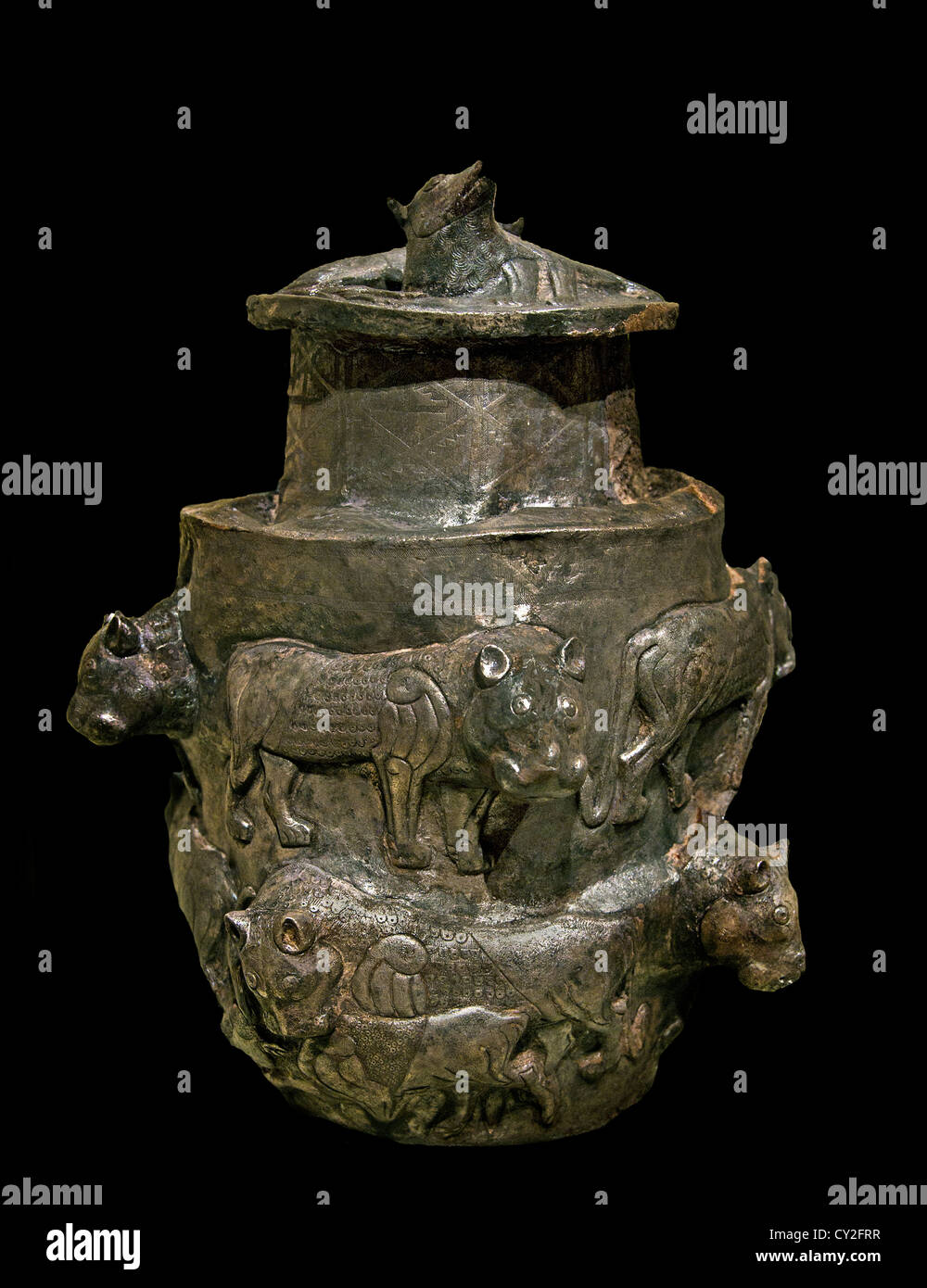 La casella Color argento sul coperchio due lupi morti di vitello lions lion Età del Bronzo 3- 2 millennio BC Bactria Margiana Asia centrale Foto Stock