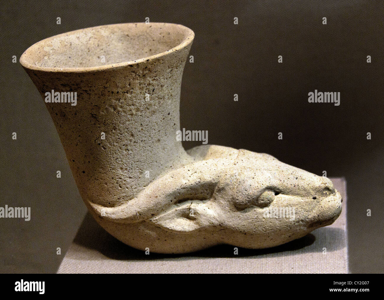Nave chiude in testa di un antilope Età del Ferro III ca. Vii secolo A.C. Iran smalto ceramico 11 x 16 cm Persia Persiano Foto Stock