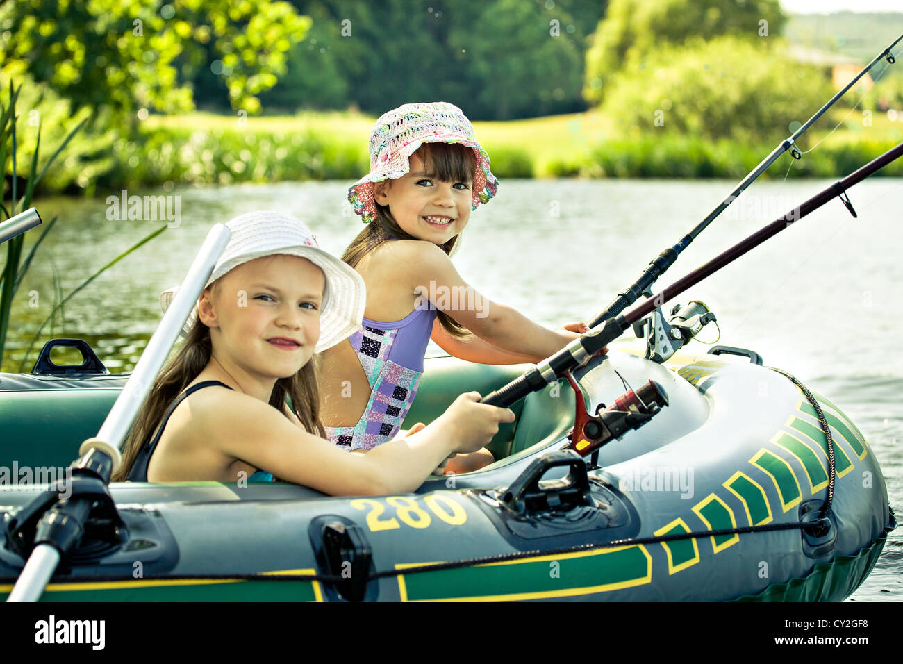 Bambine di pesca sul lago in estate Foto Stock