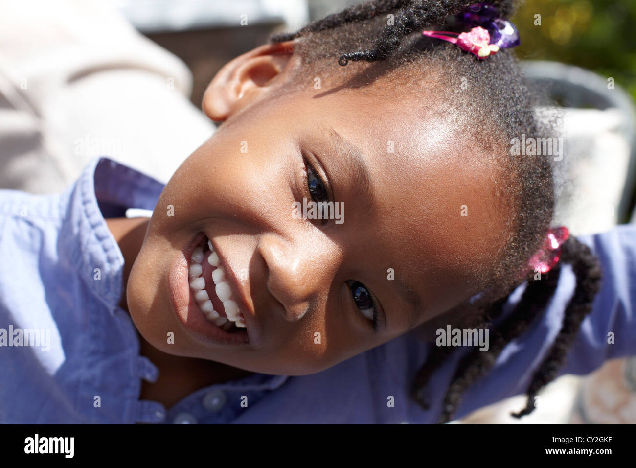 Cinque anni di vecchio nero ragazza sorridente Foto Stock