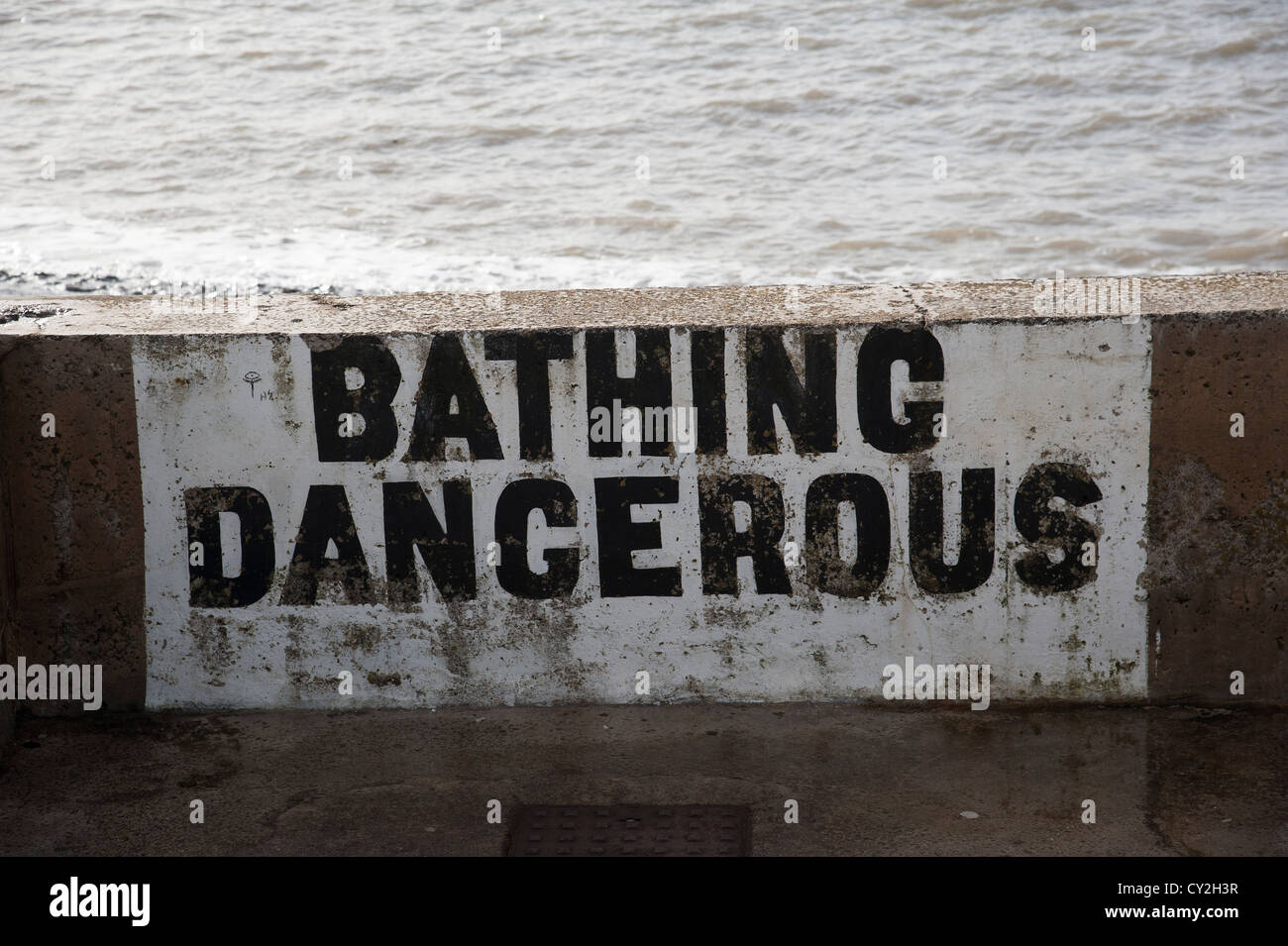 La balneazione pericoloso segno dipinto sulla parete del mare a Porthcawl South Wales UK Foto Stock