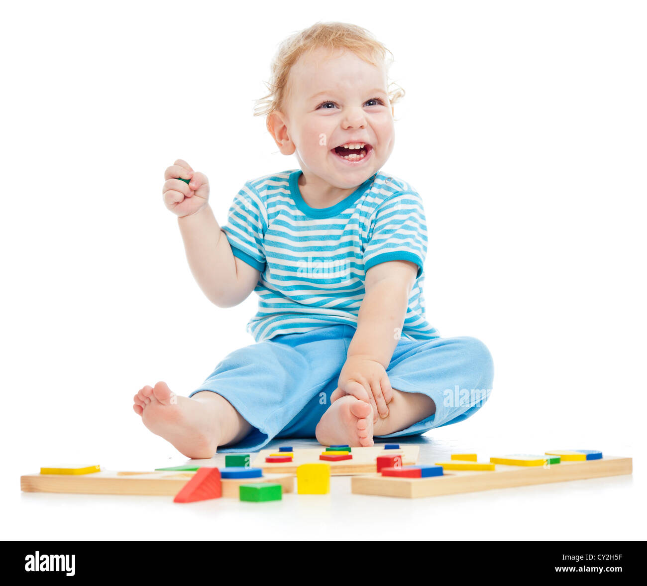 Bambino felice giocando isolato su bianco Foto Stock