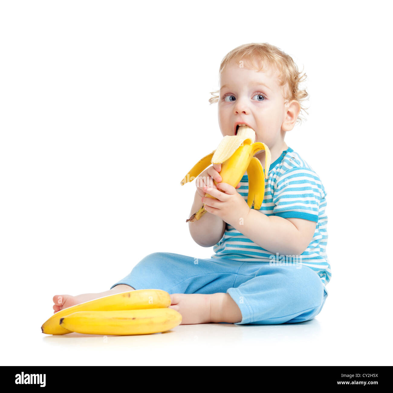 Bambino mangiare cibi sani frutti isolato su bianco Foto Stock