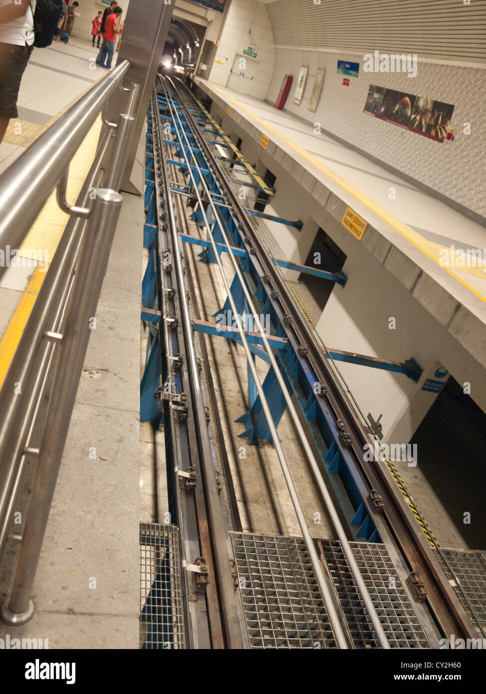 La moderna funicolare (tunnel) da Kabatas alla piazza Taksim di Istanbul in Turchia è una breve ed efficace ride Foto Stock