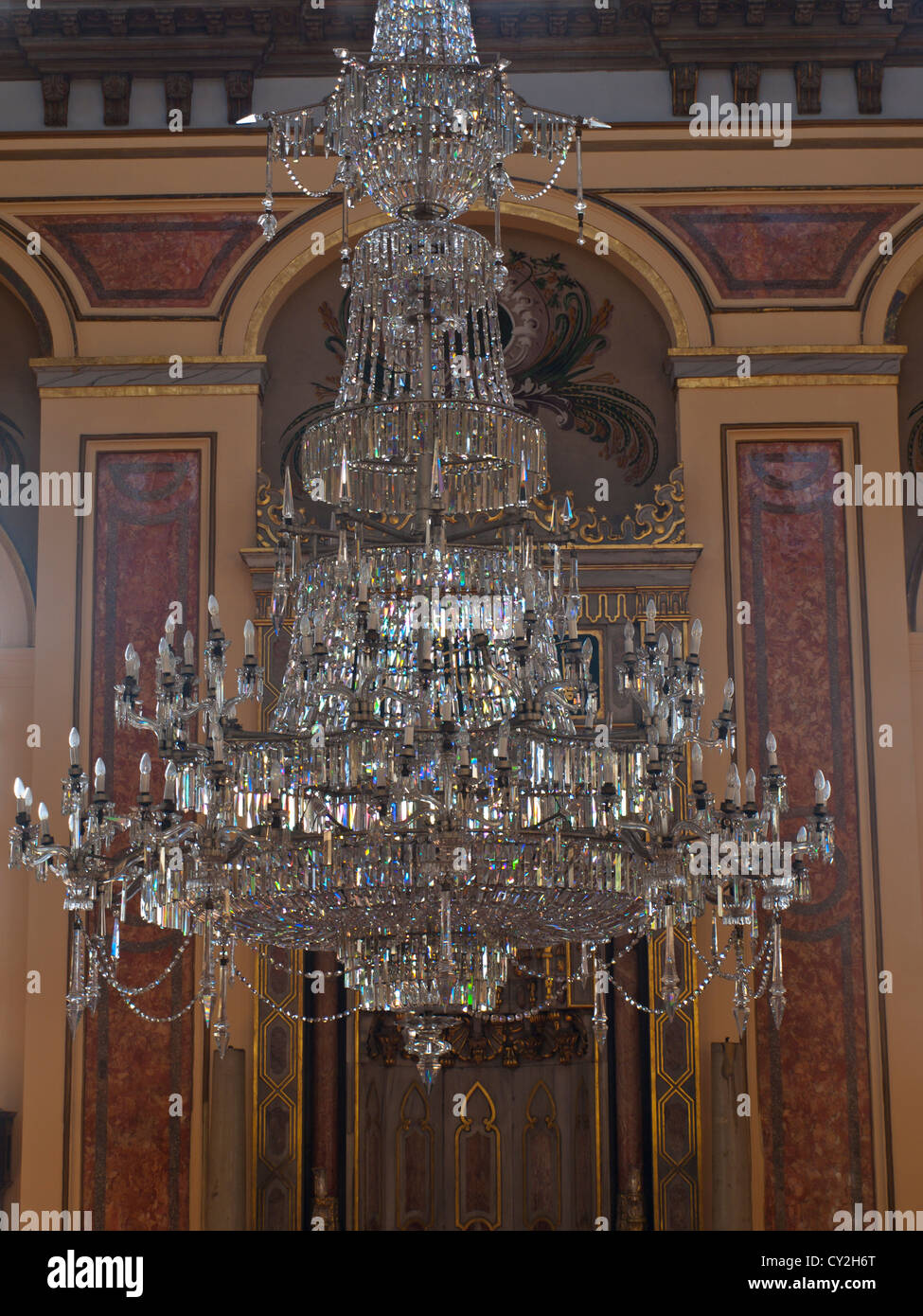 Dolmabache moschea ha una grande appendere un lampadario di cristallo, probabilmente Bohemian o baccarat cristallo come il palazzo della porta accanto Foto Stock