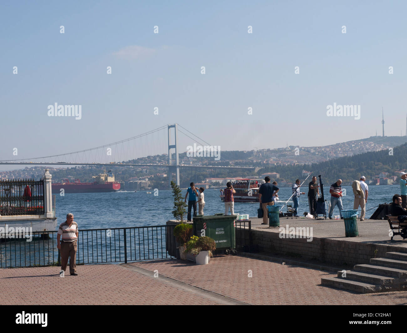 Domenica mattina passeggini in Besiktas Istanbul Turchia , con vista del Bosforo ponte tra Europa e Asia Foto Stock