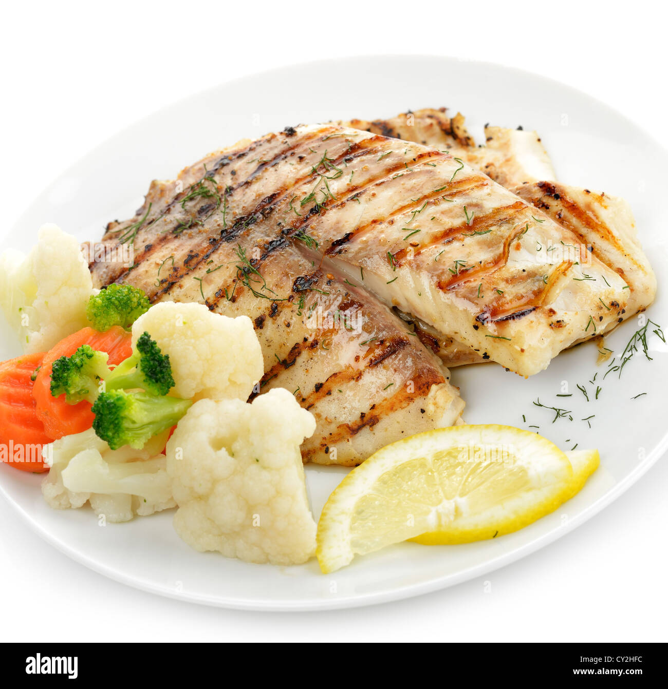Grigliata di filetto di pesce con verdure e limone Foto Stock