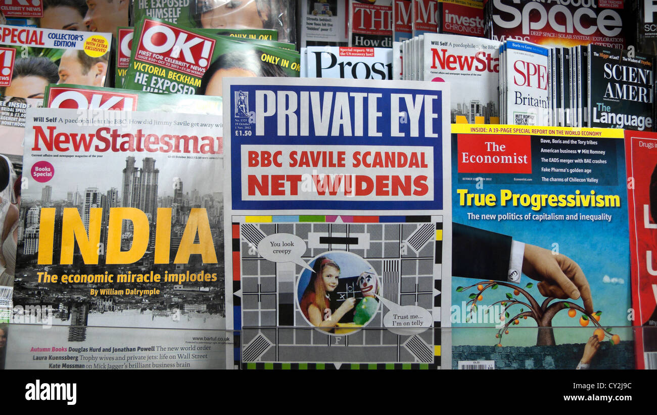 Il coperchio del Private Eye magazine su un ripiano portariviste coperchio anteriore BBC Savile scandalo Gran Bretagna, UK Ottobre 2012 KATHY DEWITT Foto Stock