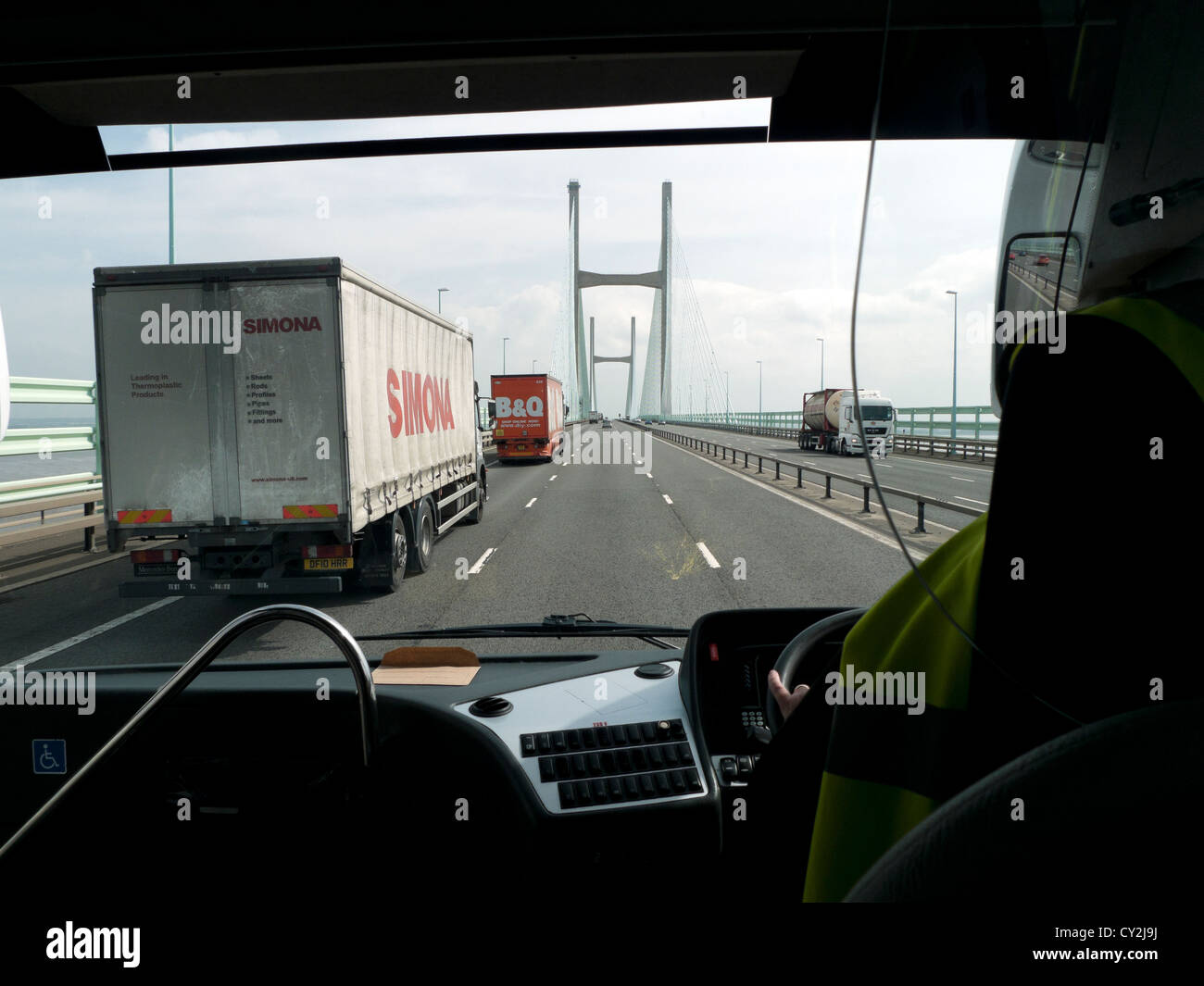 Una vista del traffico HGV camion sull'autostrada M4 che guida sopra Severn Bridge da dentro un National Express pullman dal Galles al Regno Unito KATHY DEWITT Inghilterra Foto Stock