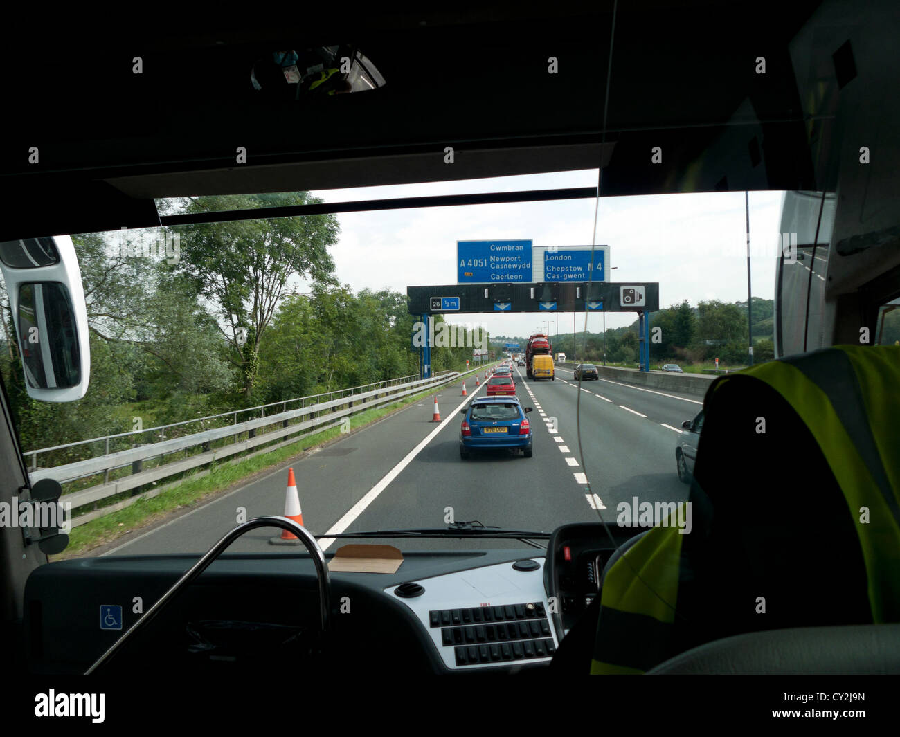Una vista del traffico sull'autostrada M4 e segni da dentro un autobus National Express Inghilterra REGNO UNITO Foto Stock