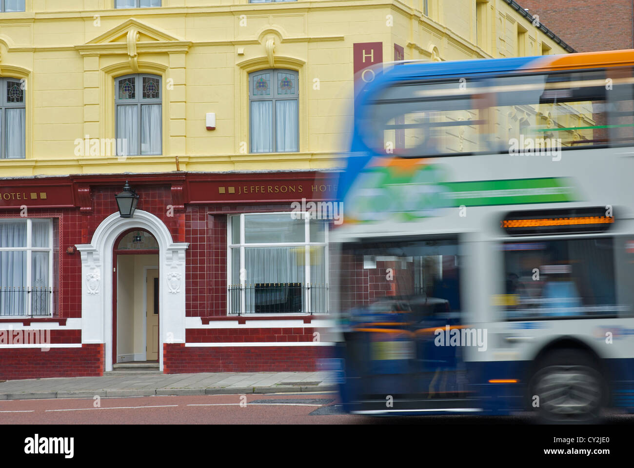 Double-decker bus passando Jeffersons Hotel, Duke Street, Barrow-in-Furness, Cumbria, England Regno Unito Foto Stock