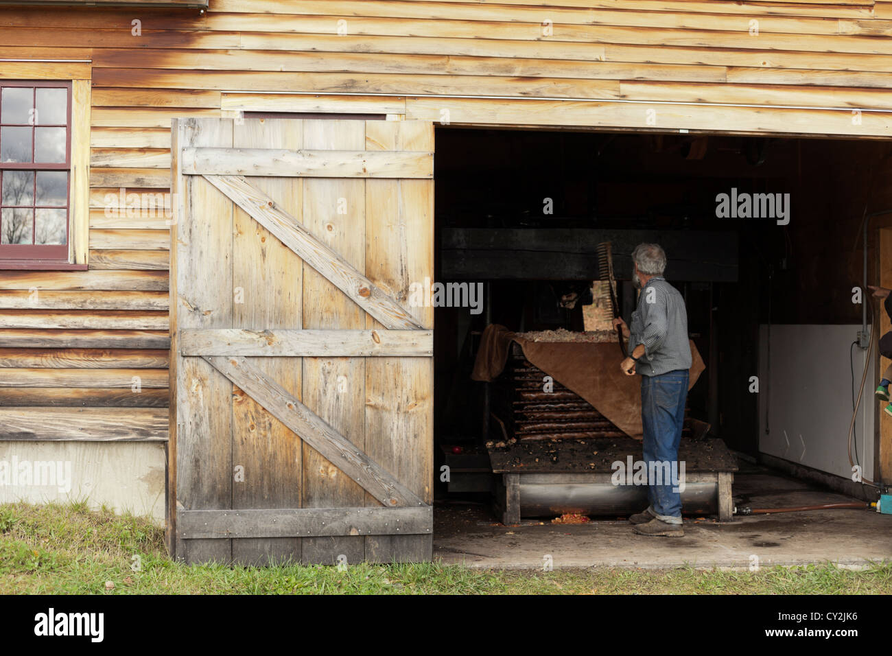 Il sig. Wood rendendo il sidro di mele, legno Cider Mill, Springfield, Vermont, USA Foto Stock