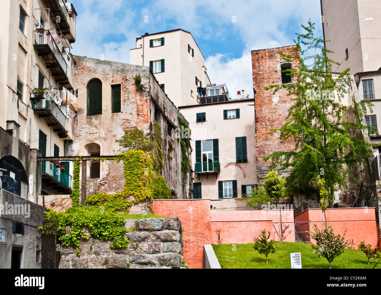 Savona, Italia: vecchie torri nel centro della città, punto di riferimento di viaggio Foto Stock