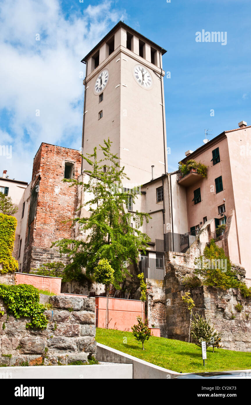 Savona, Italia: vecchie torri nel centro della città, punto di riferimento di viaggio Foto Stock