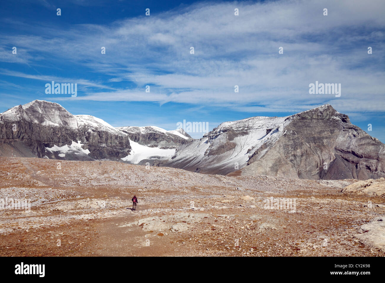 Una persona che cammina nelle Alpi Svizzere montagne in autunno, a Flims, Grigioni Svizzera Europa Foto Stock