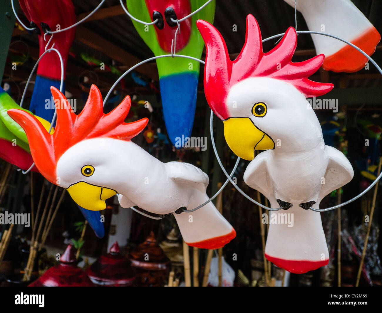 Il kitsch prato arte in vendita in forma di due cacatua ad una strada del mercato di Asunción Paraguay. Foto Stock