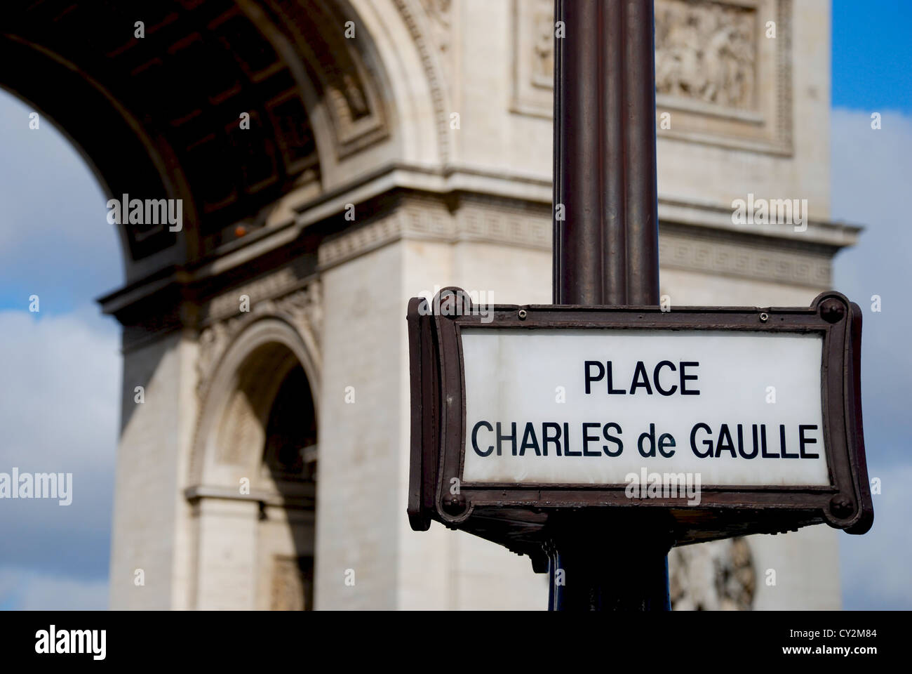 Place Charles de Gaulle segno con Arc de Triomphe in background Foto Stock
