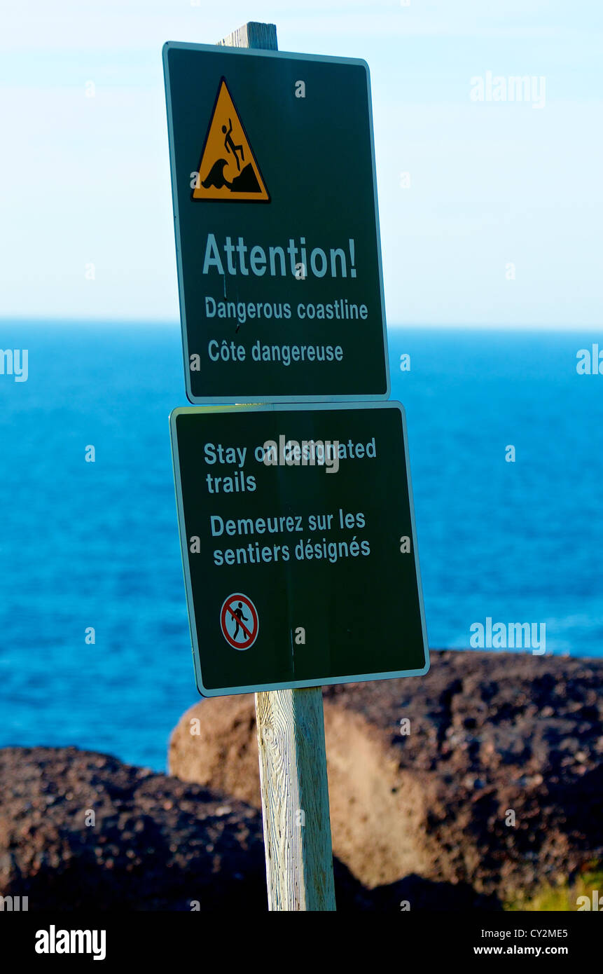 Costa pericolose sign in francese e in inglese Foto Stock
