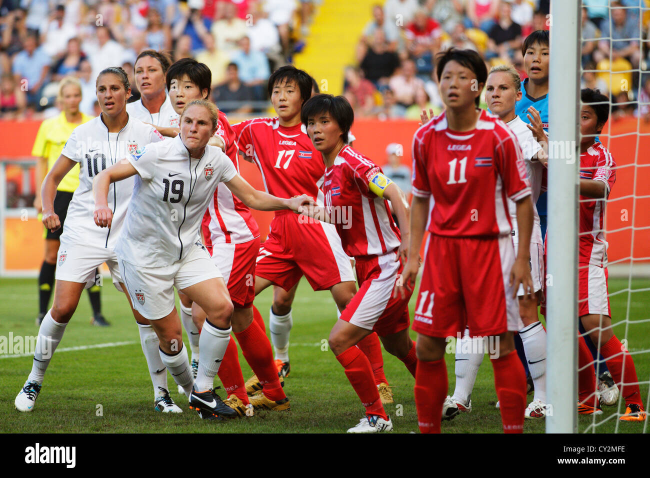 DRESDA, GERMANIA - GIUGNO 28: I giocatori degli Stati Uniti e della Corea del Nord anticipano un calcio d'angolo durante una partita del gruppo C della Coppa del mondo femminile al Rudolf Harbig Stadion il 28 giugno 2011 a Dresda, Germania. Solo per uso editoriale. Uso commerciale vietato. (Fotografia di Jonathan Paul Larsen / Diadem Images) Foto Stock