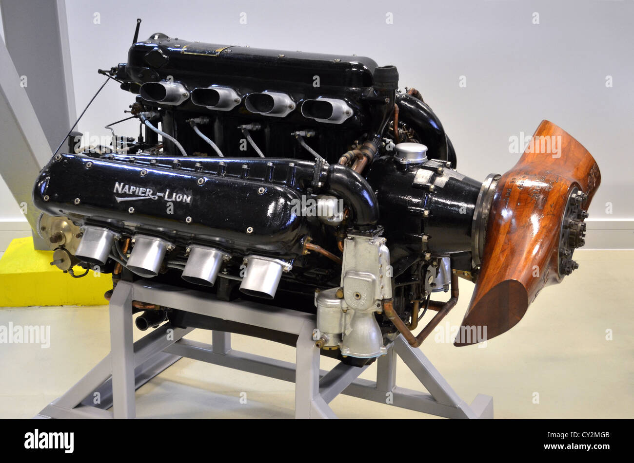 Napier Lion 1B 12-cilindro pistone aero engine sul display a Duxford spazio aereo Foto Stock