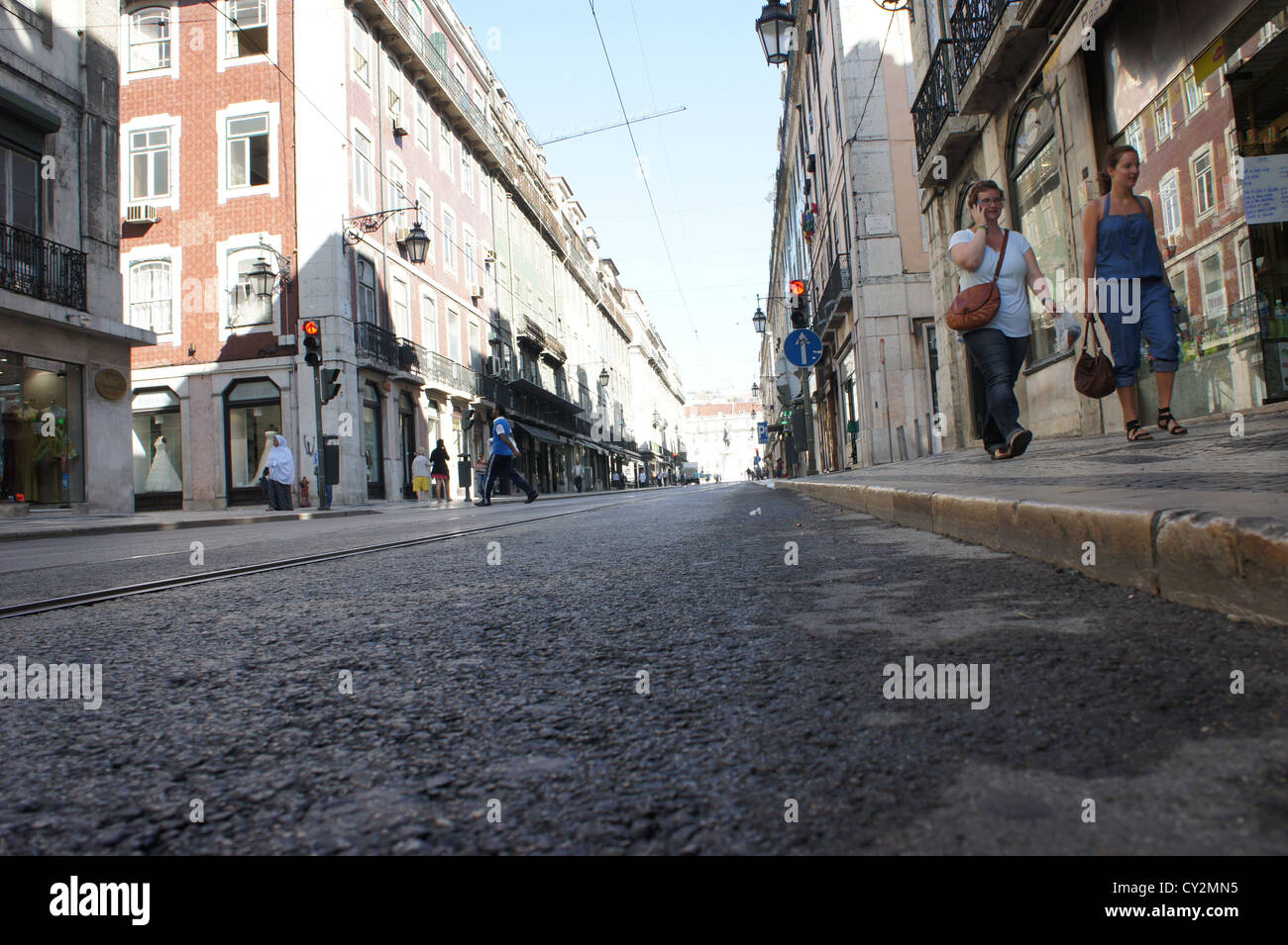 Vista di una strada nel centro di Lisbona Foto Stock