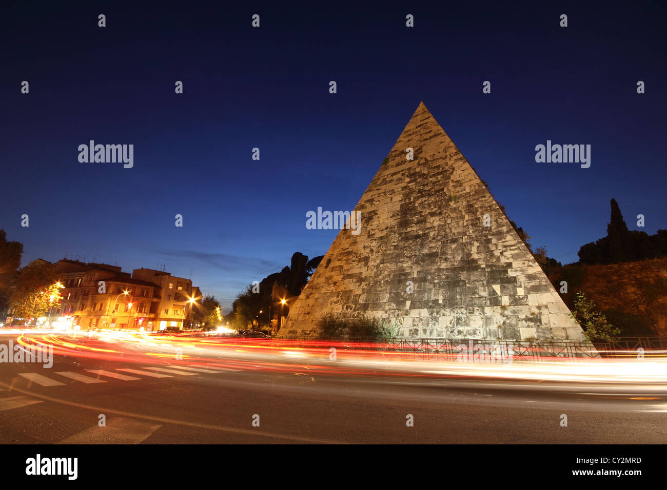 La spettacolare monumento a Piramide di Caio Cestio Roma al tramonto, piramide, piramide, Italia, viaggi in Italia la bellissima capitale Foto Stock