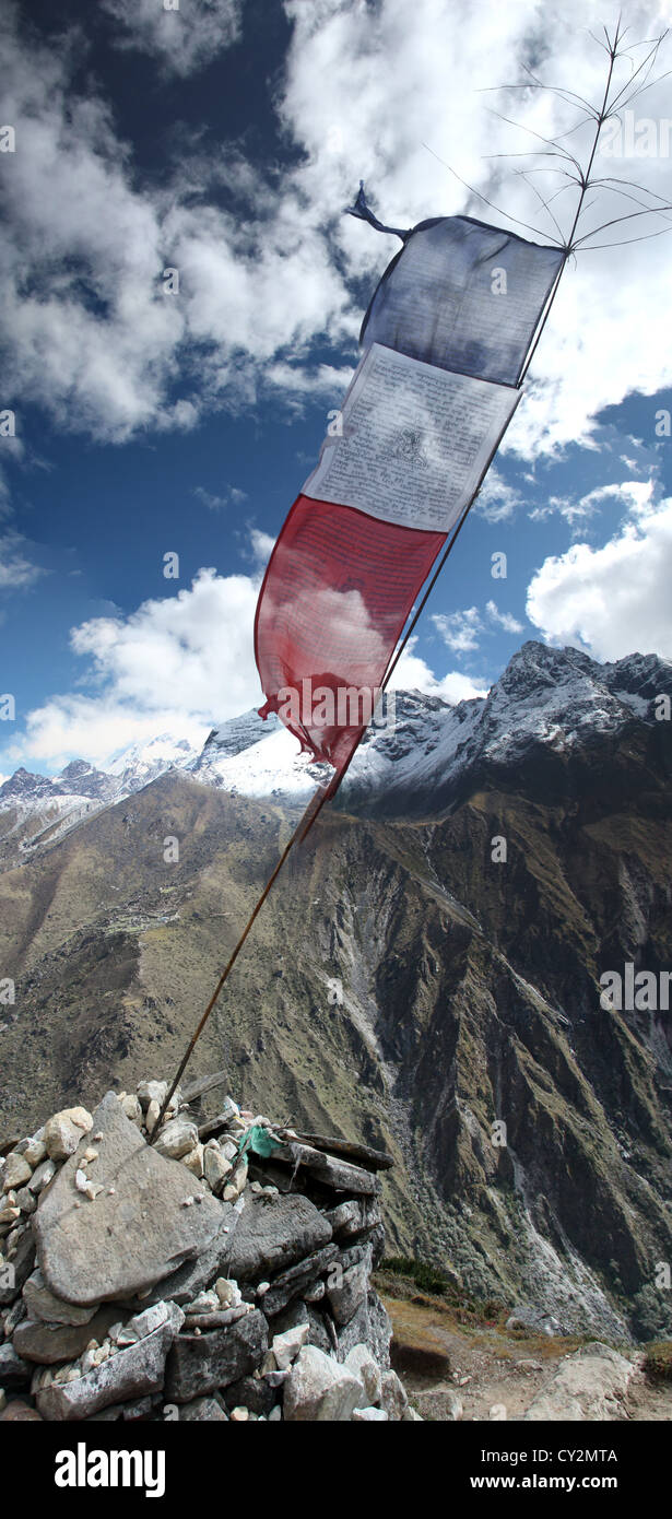 Himalayan bandiera indiscreti bloccato in cairn che indica la versione di prova in alta quota sulle montagne. Valle del Khumbu, in Nepal Foto Stock