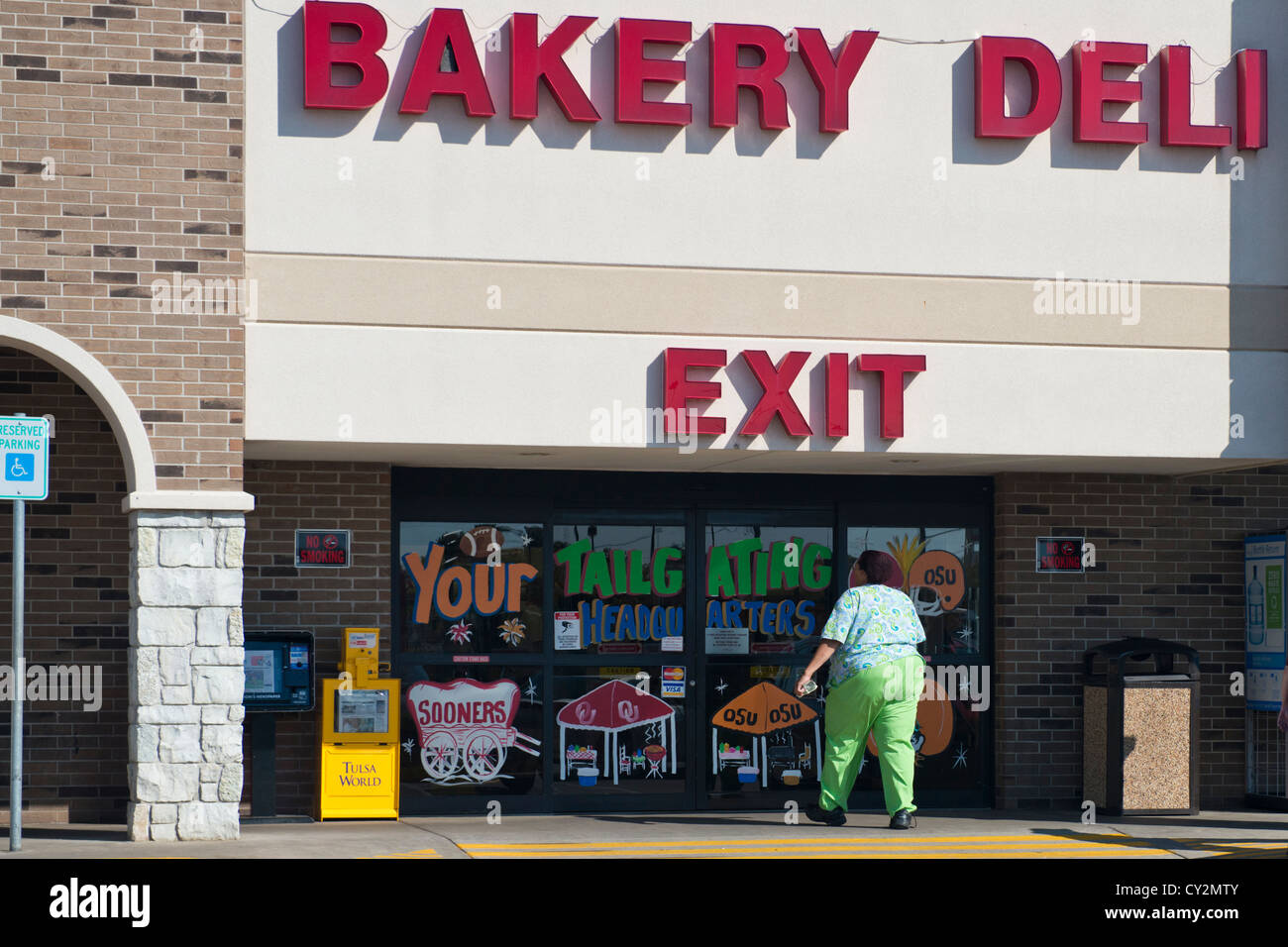 Una donna obesa va in un supermercato nella città di Oklahoma, Oklahoma. Stati Uniti d'America. Foto Stock