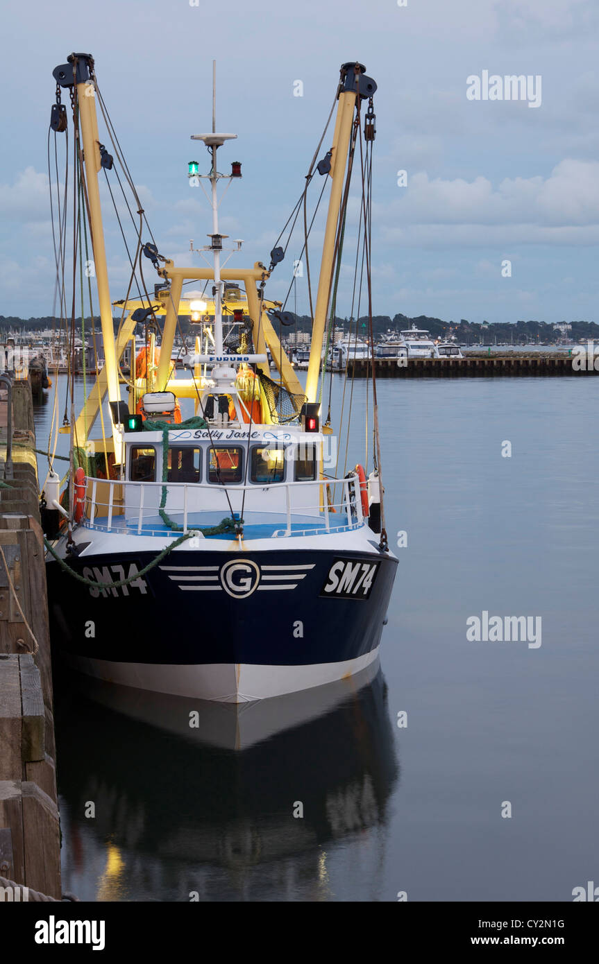 Il settore della pesca. La barca da pesca "Sally Jane" è ormeggiato per la serata al fianco di Poole Quay nel Dorset. Inghilterra, Regno Unito. Foto Stock