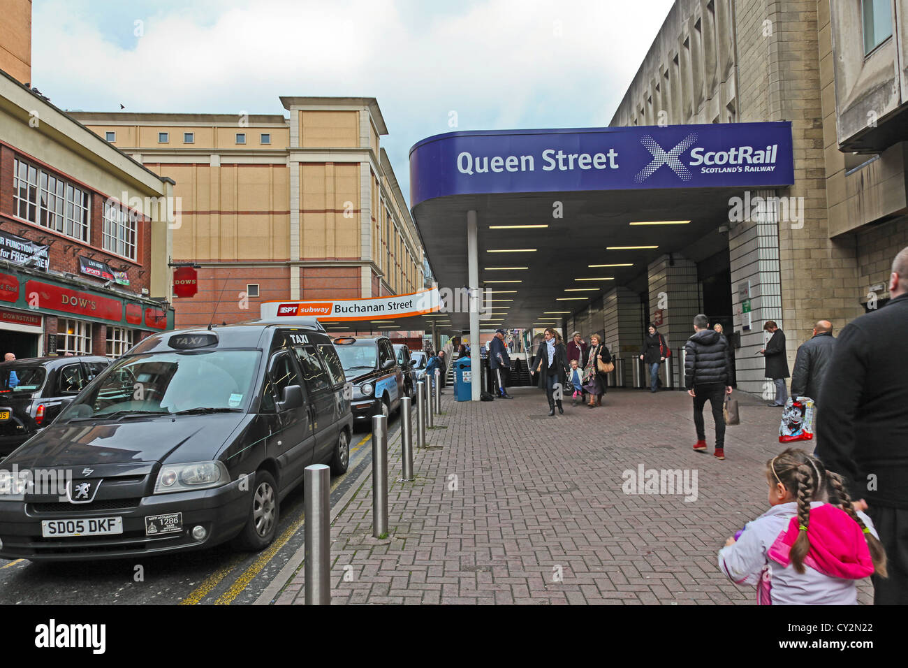 Dundas Street, Glasgow, che mostra le persone che entrano e lasciano la stazione ferroviaria di Queen Street, Glasgow il secondo più grande stazione ferroviaria. Foto Stock