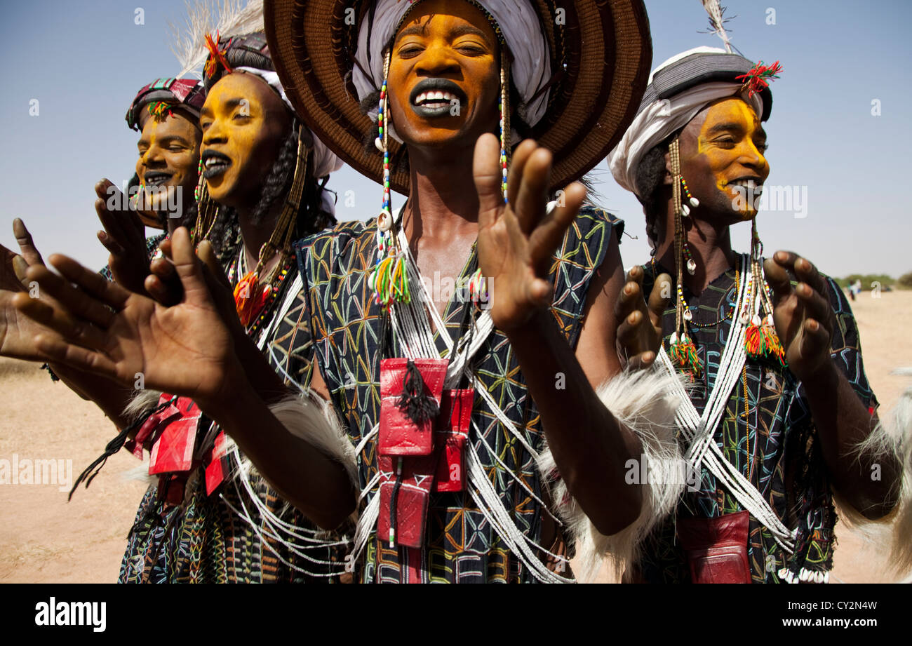 Gli uomini dal Wodaabe tribù Tuareg sono ballare il gerewol dance a cura Salee Gerewol festival del Niger settentrionale, Africa Foto Stock