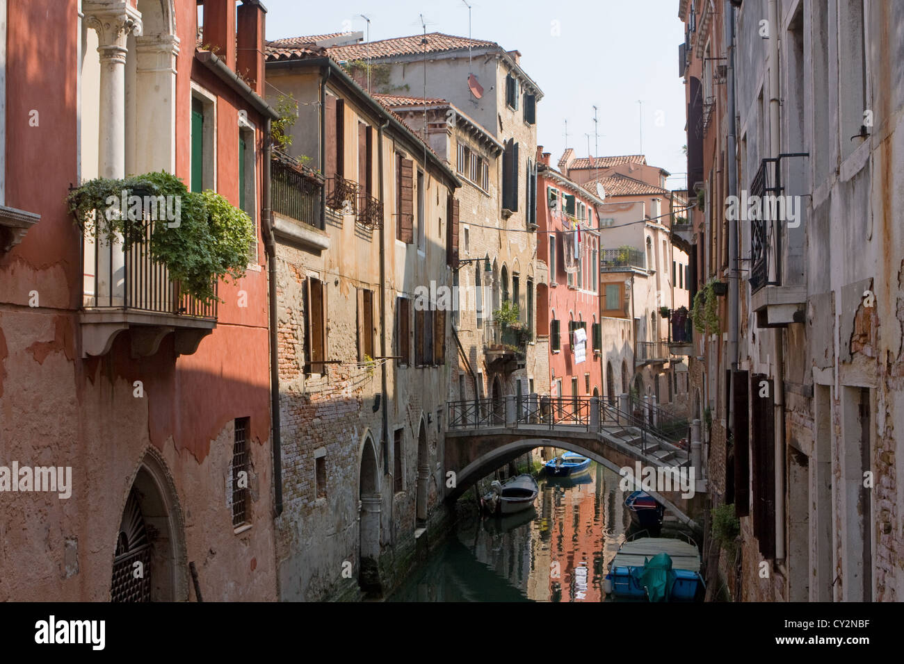 Vista di edifici residenziali in giù un piccolo canale di Venezia, Italia Foto Stock