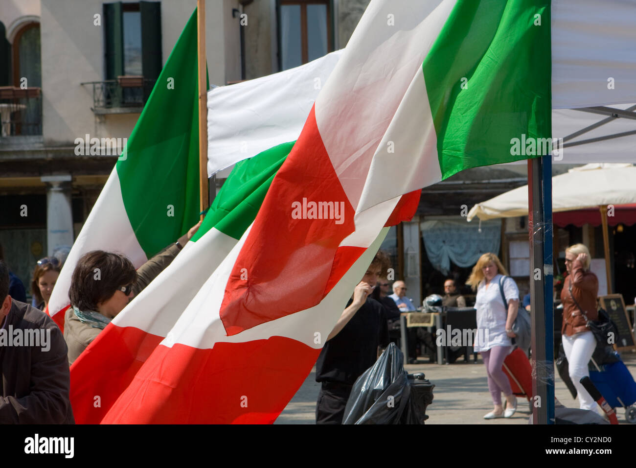 Svolazzanti bandiere italiane in una piazza del mercato Foto Stock