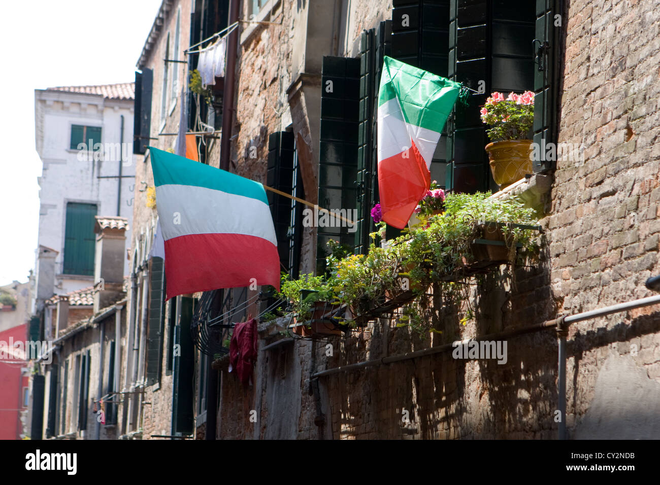 Bandiere Italiane appeso fuori da un balcone a Venezia, Italia Foto Stock