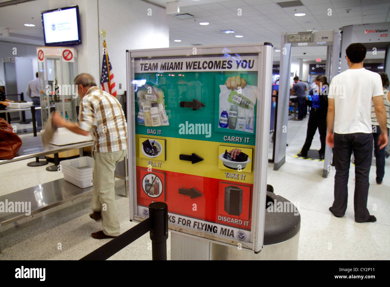 Miami Florida International Airport mia,controllo di sicurezza,checkpoint,body scanner,TSA,Transportation Security Administration,passeggero passeggeri Rider r Foto Stock