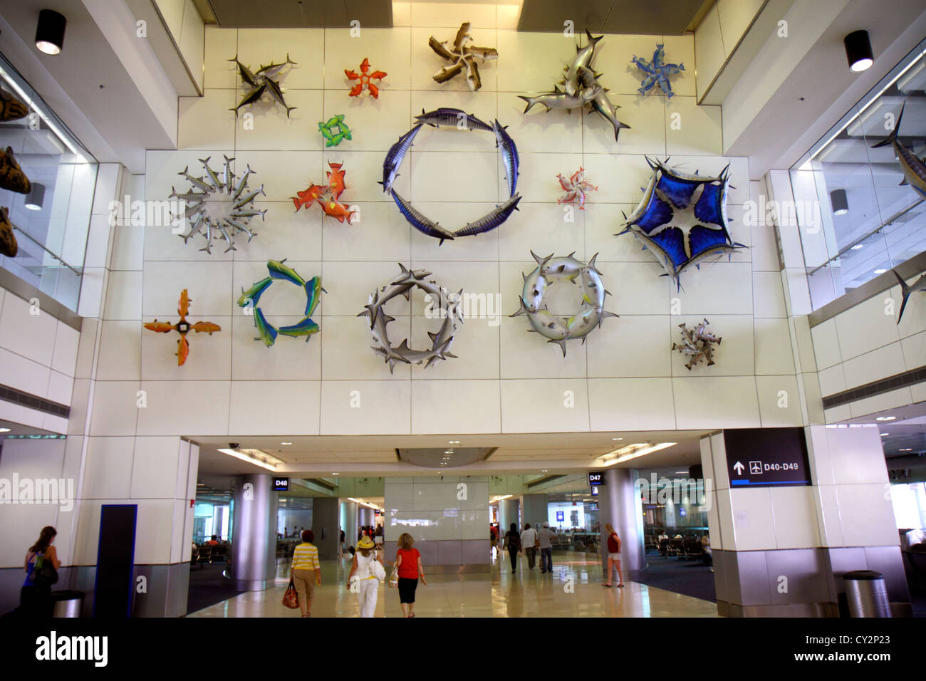 Miami Florida International Airport mia,gate,terminal,arte artwork,fish,sculture,pattern,passeggeri passeggeri motociclisti,visitatori viaggio Foto Stock