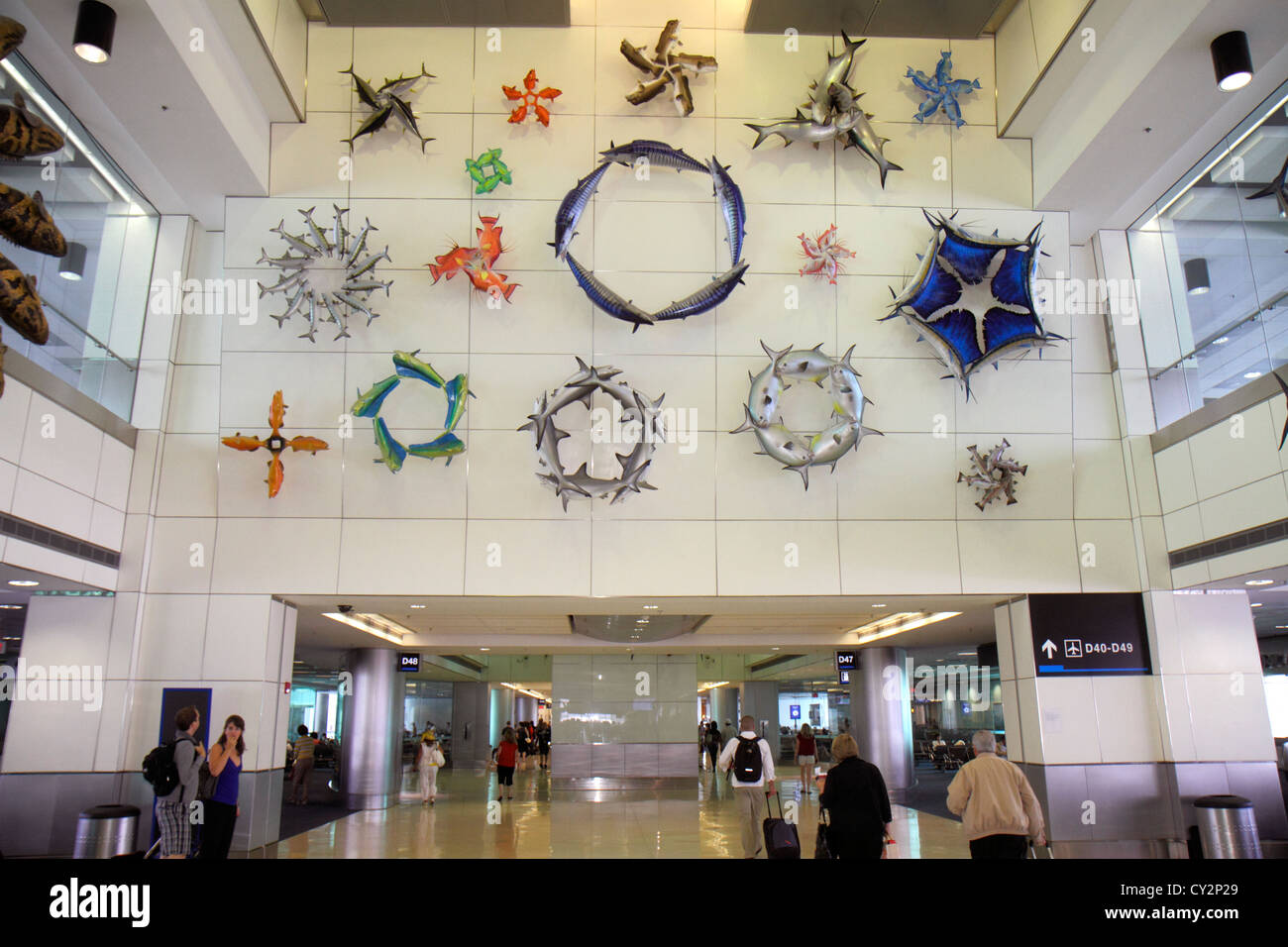 Miami Florida International Airport mia,gate,terminal,arte,pesci,sculture,modelli,passeggeri passeggeri motociclisti,FL120816018 Foto Stock