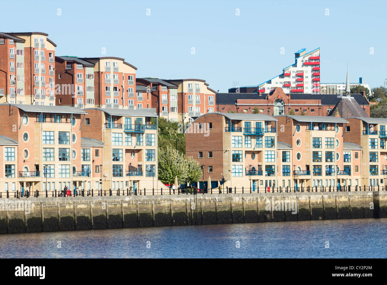 Waterside appartamenti con vista sul fiume Tyne sul Quauyside a Newcastle upon Tyne, Inghilterra, Regno Unito. Foto Stock