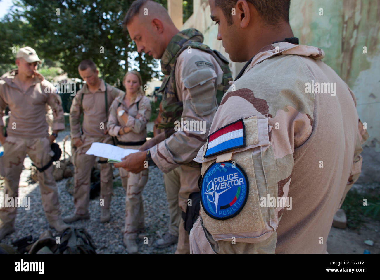 La polizia olandese le guide a piedi con patrol Afghan ufficiali della polizia di Kunduz Foto Stock