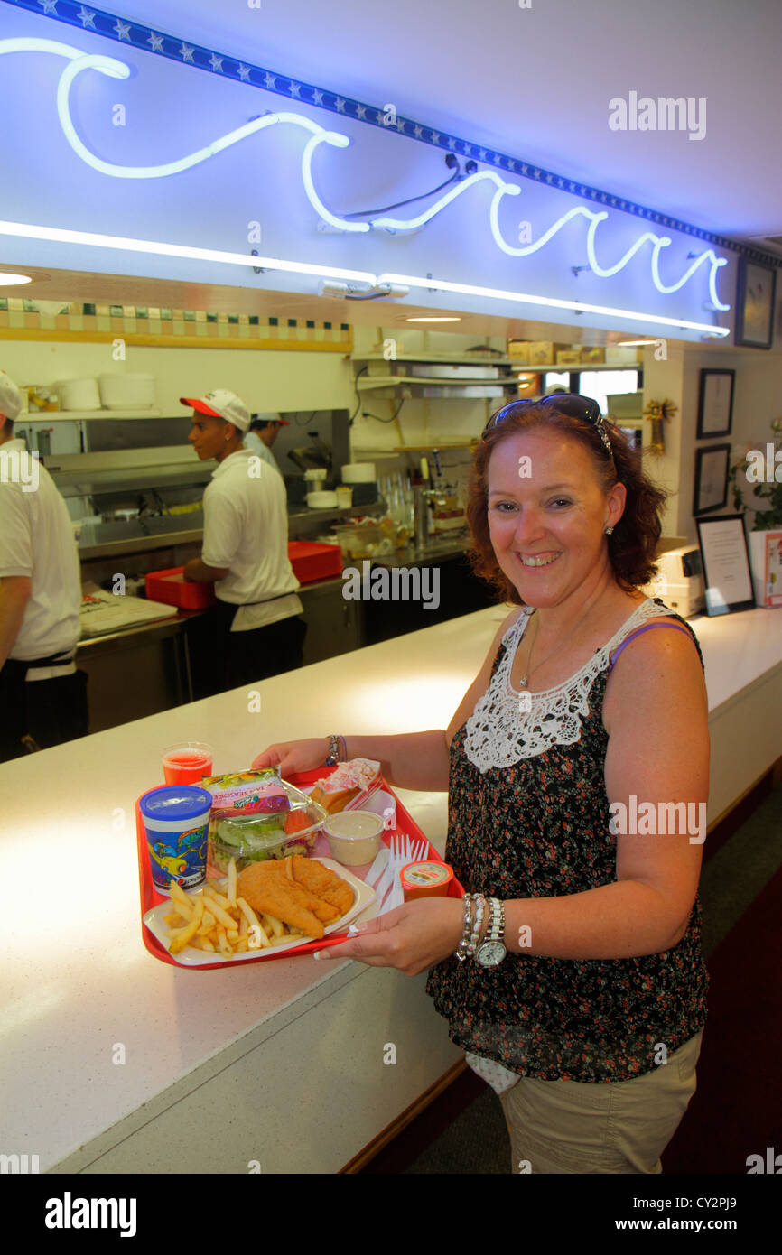 Massachusetts Plymouth, Water Street, Town Wharf, Lobster Hut, ristorante, ristoranti, ristoranti, ristoranti, caffè, pesce, donne donne, cliente, vassoio, cena Foto Stock
