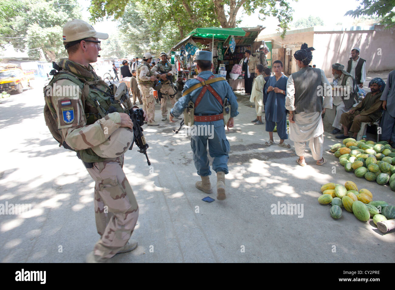 La polizia olandese le guide a piedi con patrol Afghan ufficiali della polizia di Kunduz Foto Stock