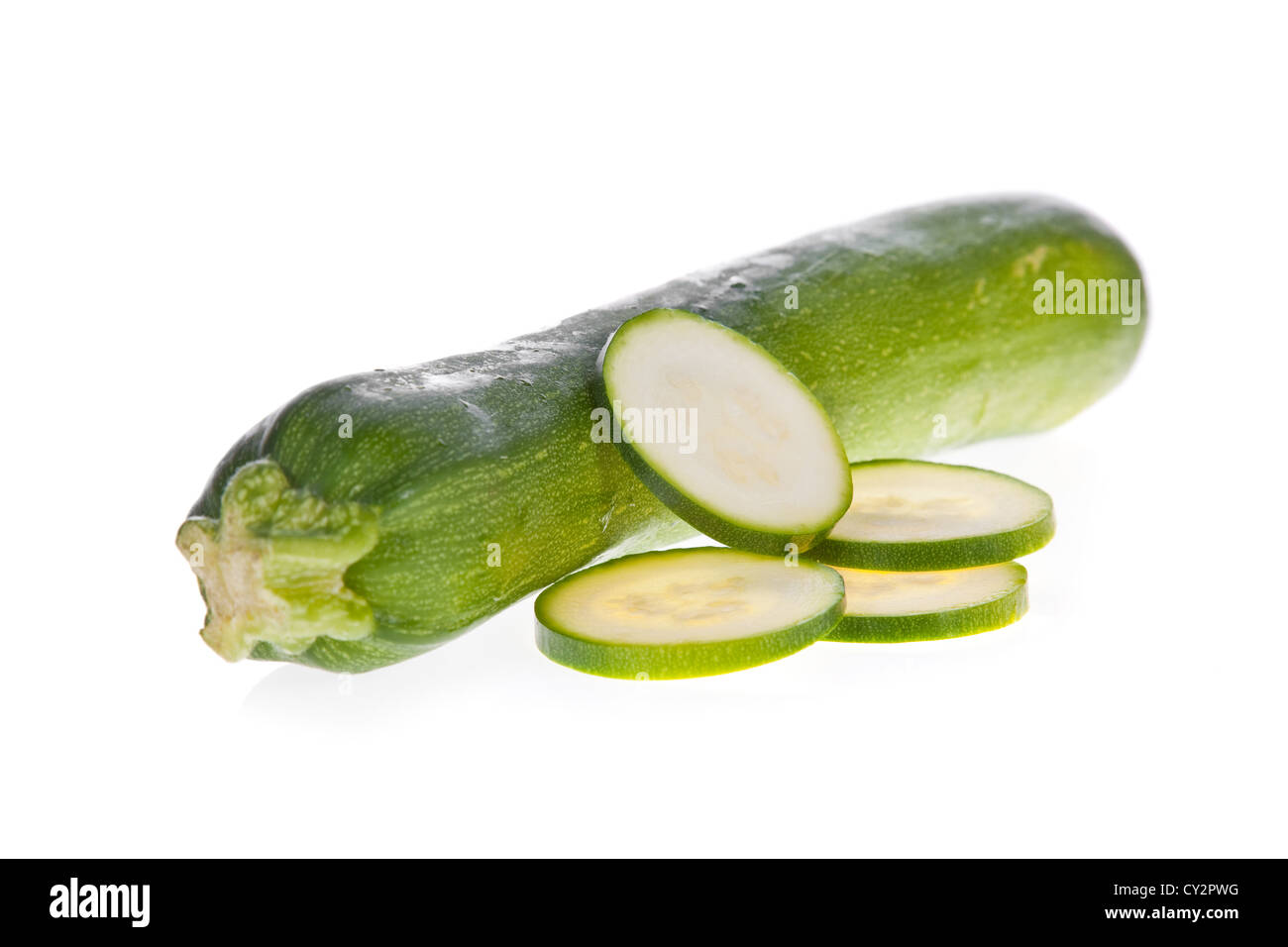 Le fette di zucchine zucchine o isolato su uno sfondo bianco. Foto Stock