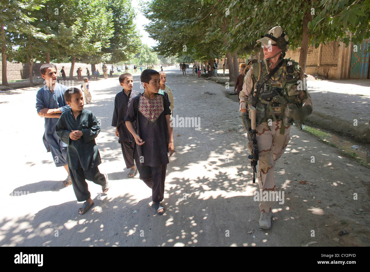 La polizia olandese le guide a piedi con patrol Afghan ufficiali della polizia di Kunduz Foto Stock