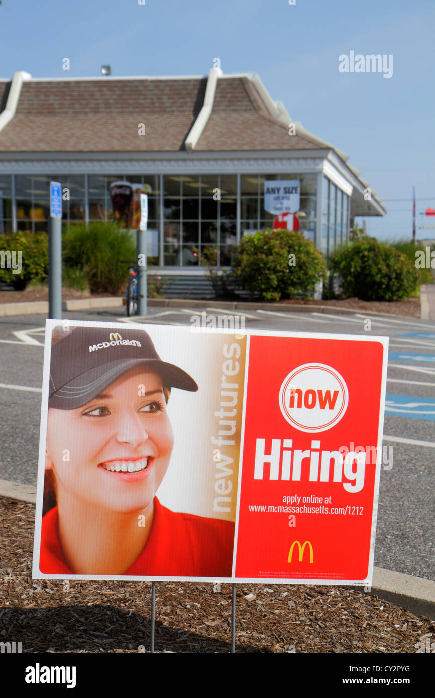Cape Cod Massachusetts, Hyannis, McDonald's Hamburgers, fast food, ristoranti, ristoranti, ristoranti, ristoranti, caffè, segno, archi dorati, drive thru, ora noleggio, Foto Stock